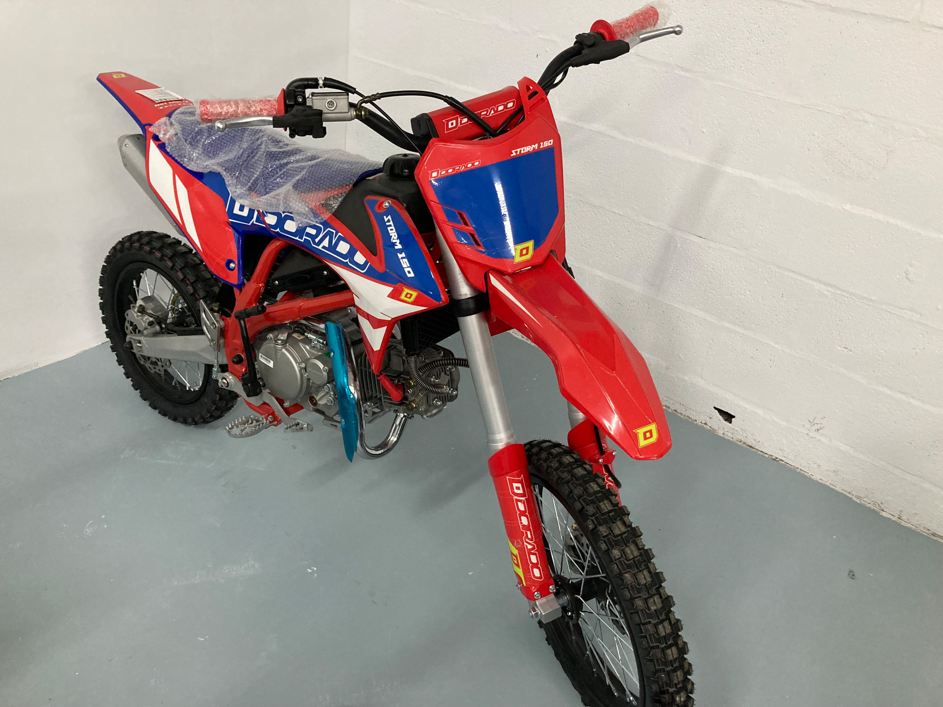 Moto de cross DORADO Storm 150 en rojo y azul en la tienda