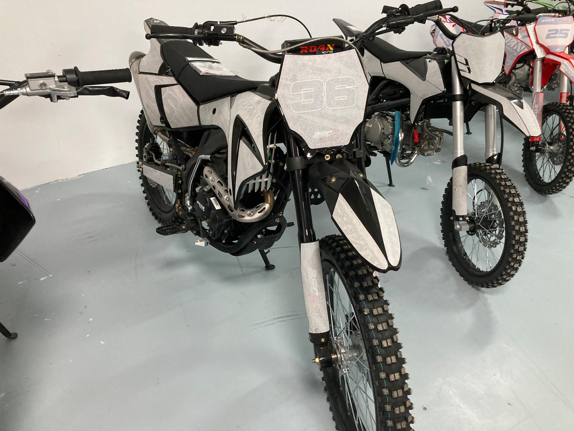 Moto de cross ROAN Racing 250cc con el dorsal 36 en la exposición
