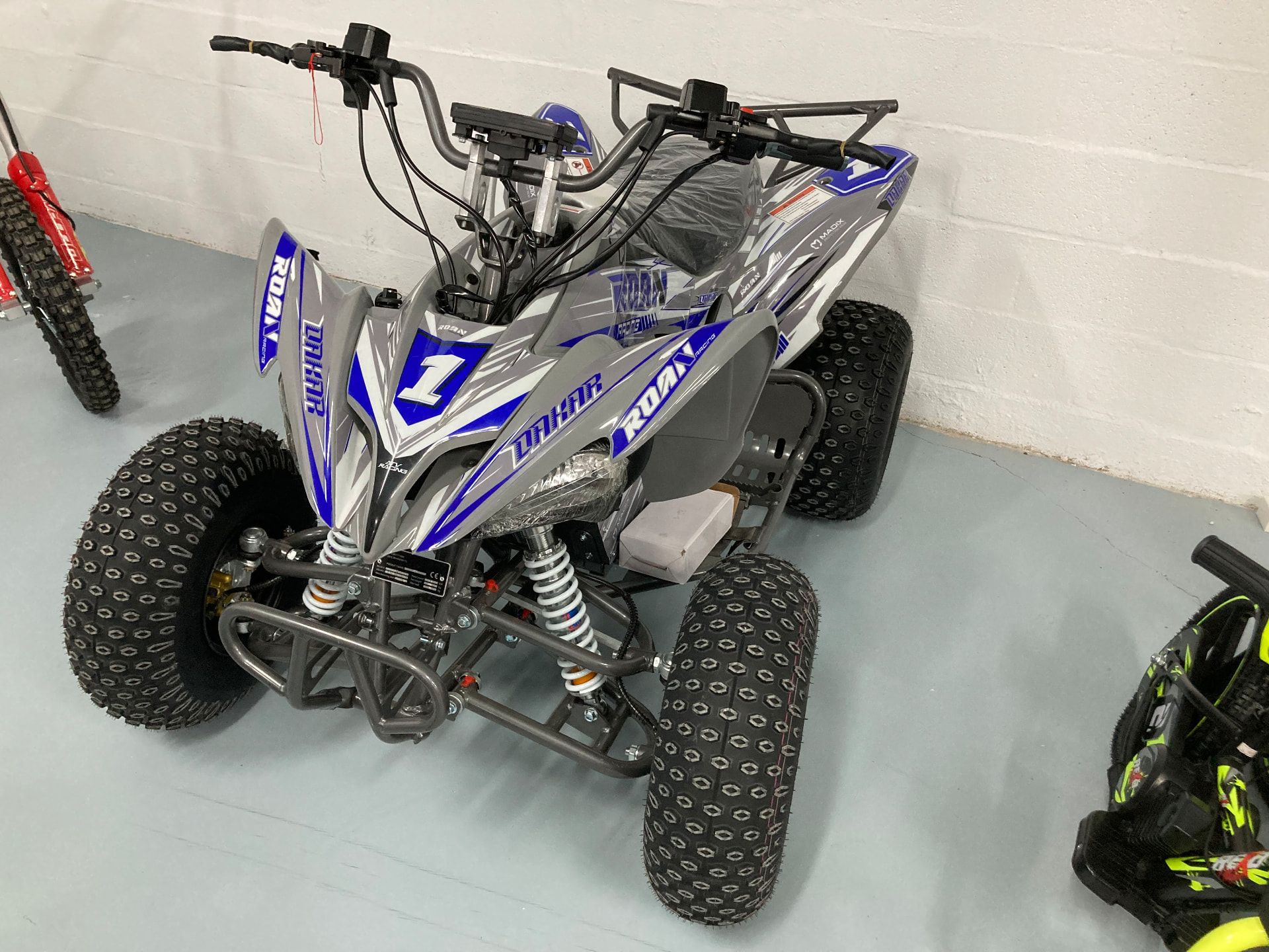 Quad eléctrico ROAN Dakar Madix en gris, azul y blanco en la tienda