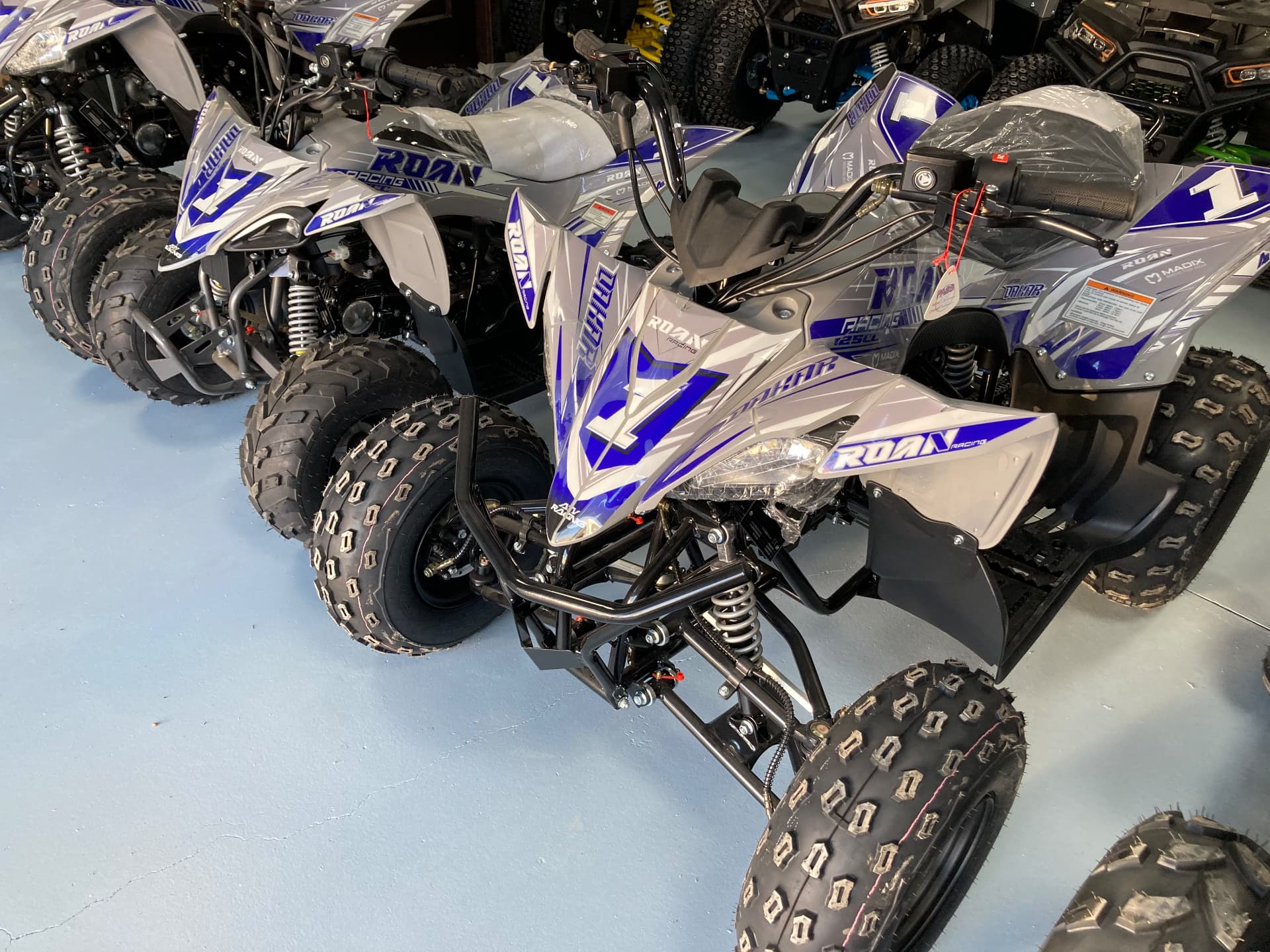 Quad deportivo ROAN Racing Dakar 125cc en gris, azul y blanco en la tienda